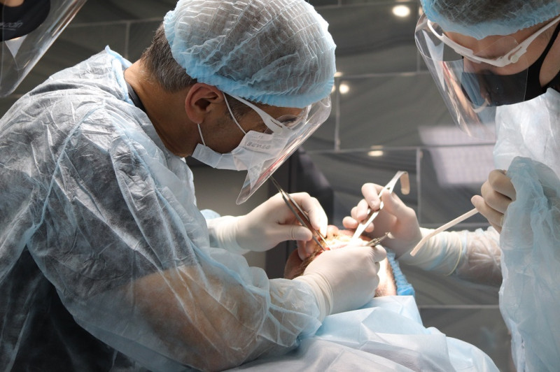 Имплант или мост — что лучше поставить на жевательные и передние зубы?