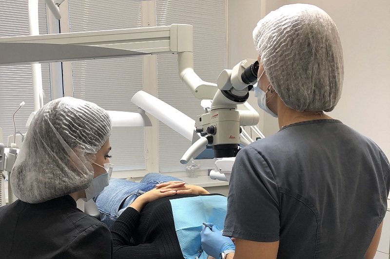 Преимущества лечения зубов под микроскопом