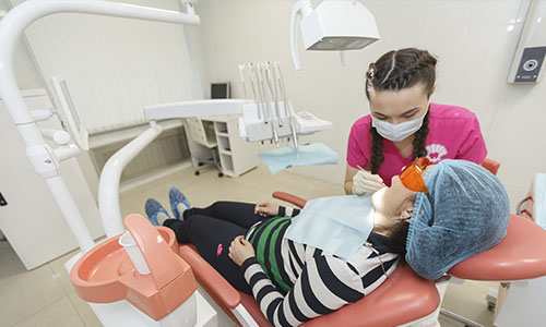 чистка зубов в стоматологии илатан